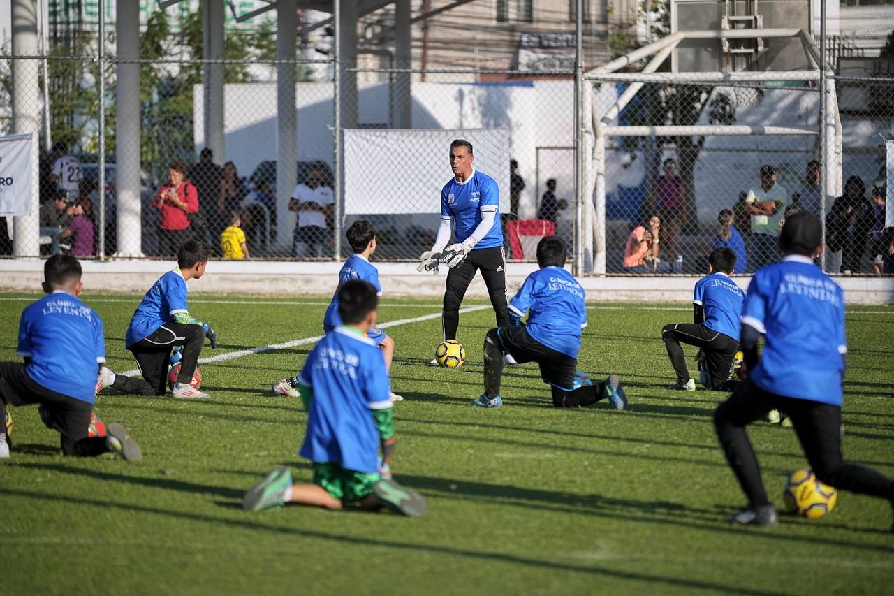 IMG-20250430-WA0057 Imagen de Acompaña Felifer Macías primera clínica de fútbol con leyendas en colonia San Pablo 2