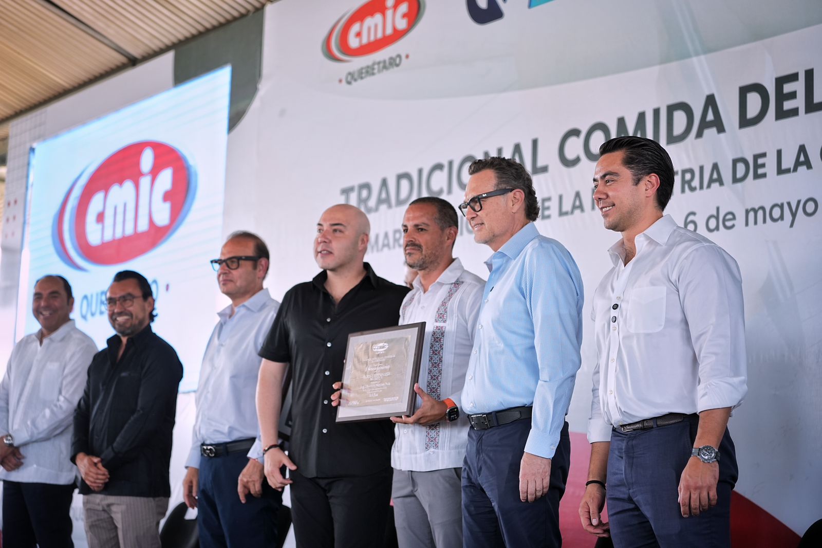 Imagen de Asiste Felifer Macías al festejo de la Santa Cruz, de la Cámara Mexicana de la Industria de la Construcción Delegación Querétaro 5