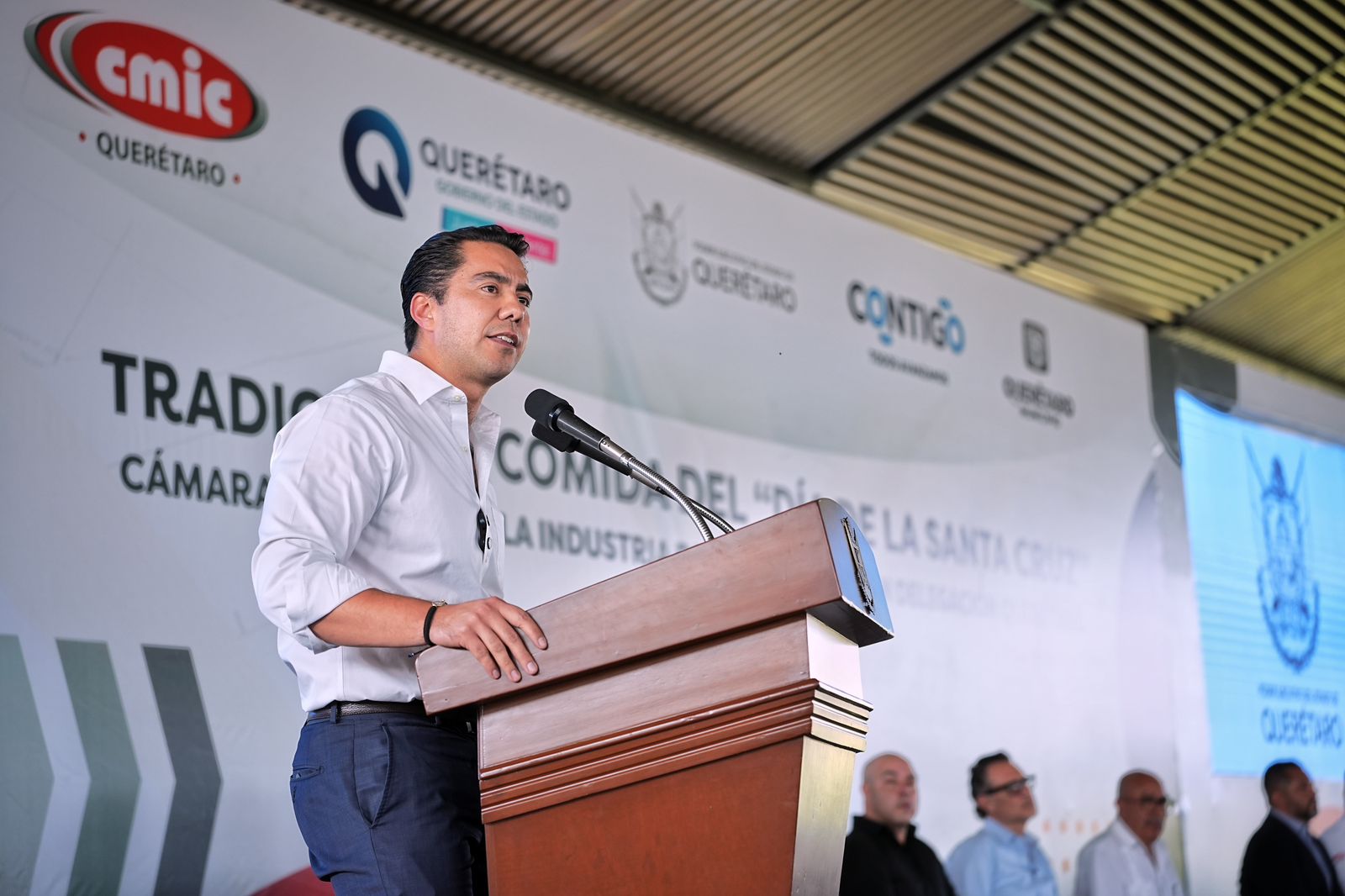 Imagen de Asiste Felifer Macías al festejo de la Santa Cruz, de la Cámara Mexicana de la Industria de la Construcción Delegación Querétaro 1