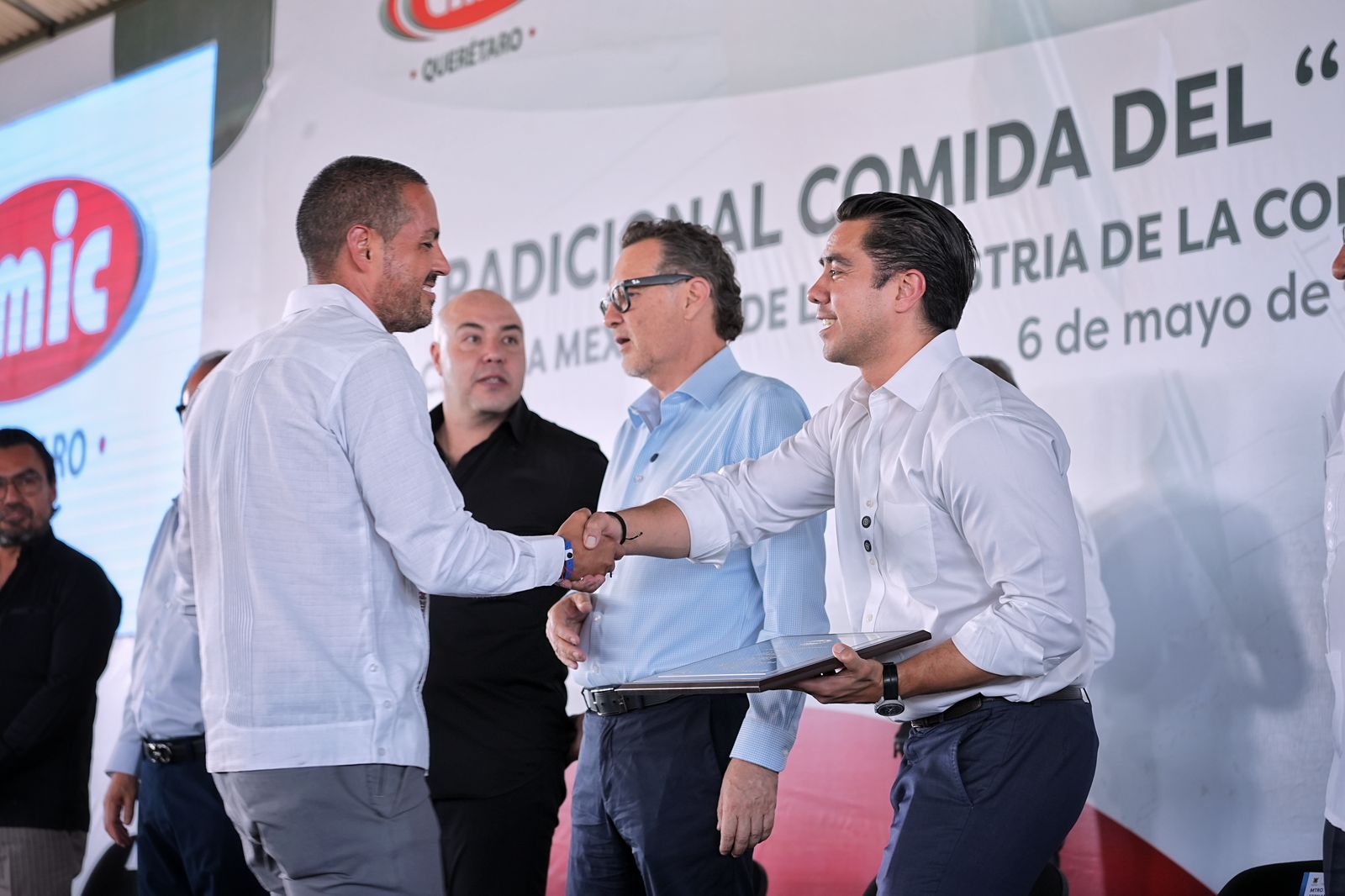 Imagen de Asiste Felifer Macías al festejo de la Santa Cruz, de la Cámara Mexicana de la Industria de la Construcción Delegación Querétaro 2