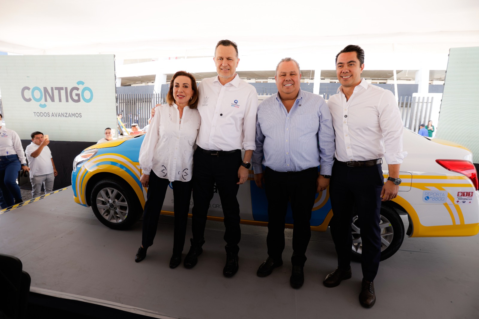 Imagen de Acompaña Felifer Macías al Gobernador en la presentación del nuevo modelo QroTaxi 4
