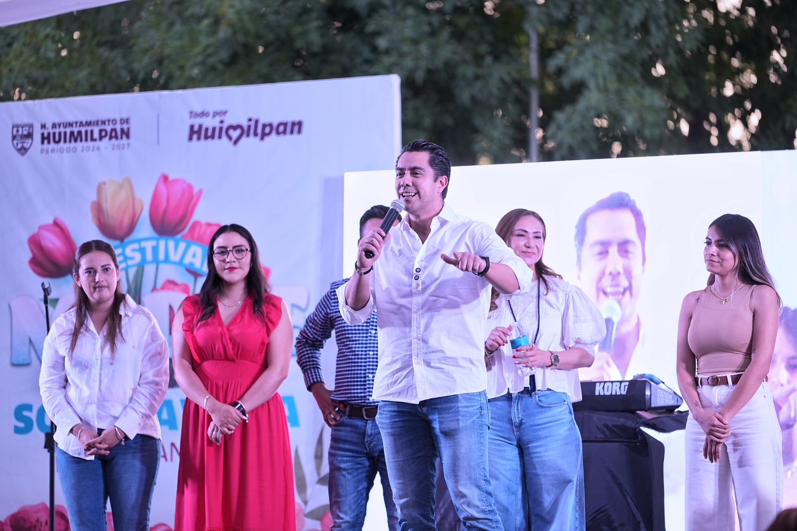 Imagen de Asiste Felifer Macías al festival Madre Solo Hay Una, en Huimilpan 2