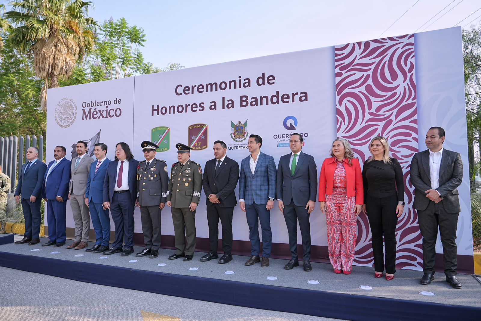 Imagen de Asiste Felifer Macías a los Honores a la Bandera junto a autoridades estatales y federales 10