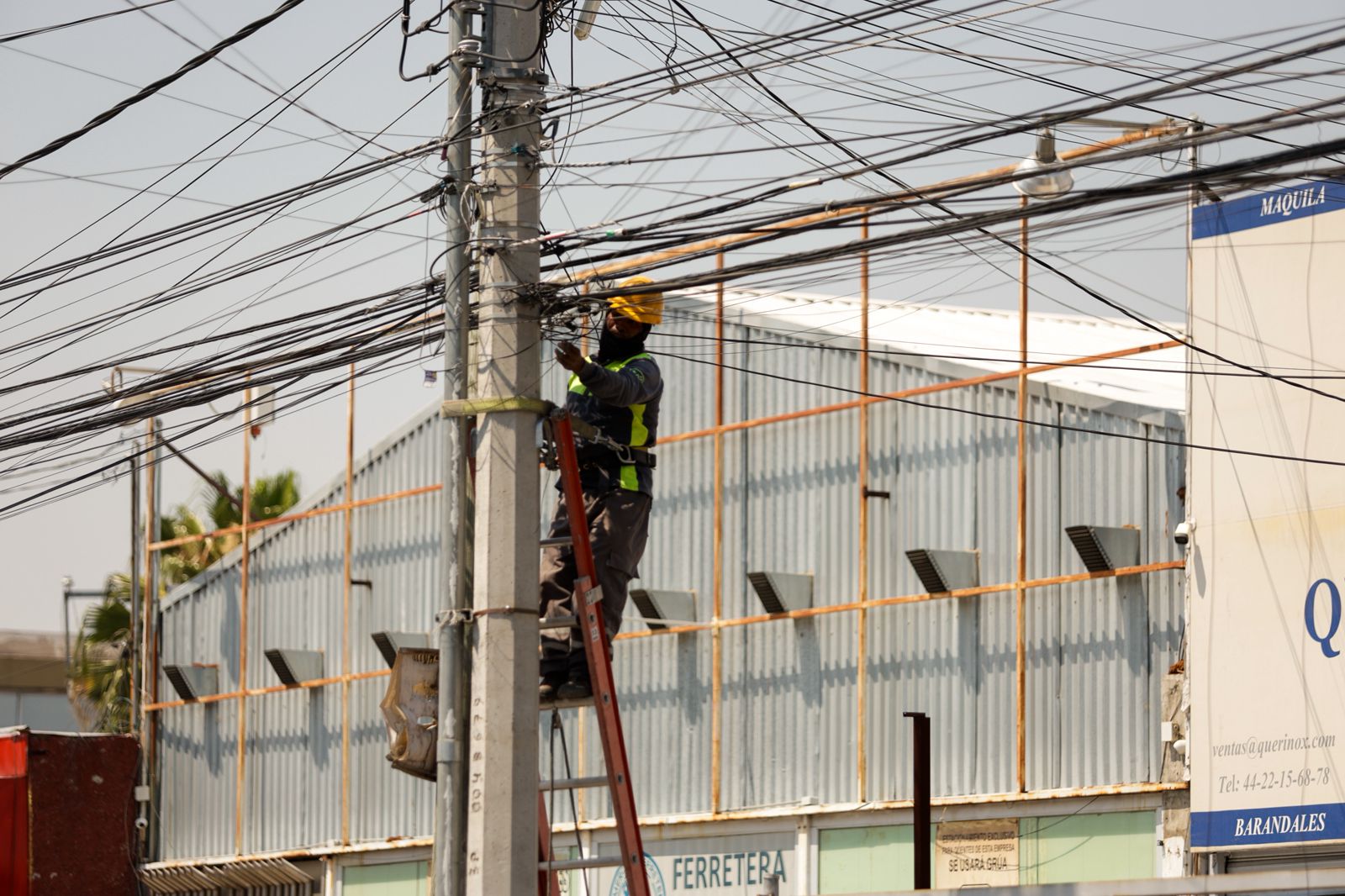 IMG-20250519-WA0018 Imagen de Municipio de Querétaro y empresas, unidos para retirar cableado en desuso 3