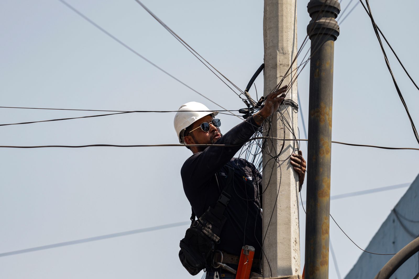 IMG-20250519-WA0019 Imagen de Municipio de Querétaro y empresas, unidos para retirar cableado en desuso 4