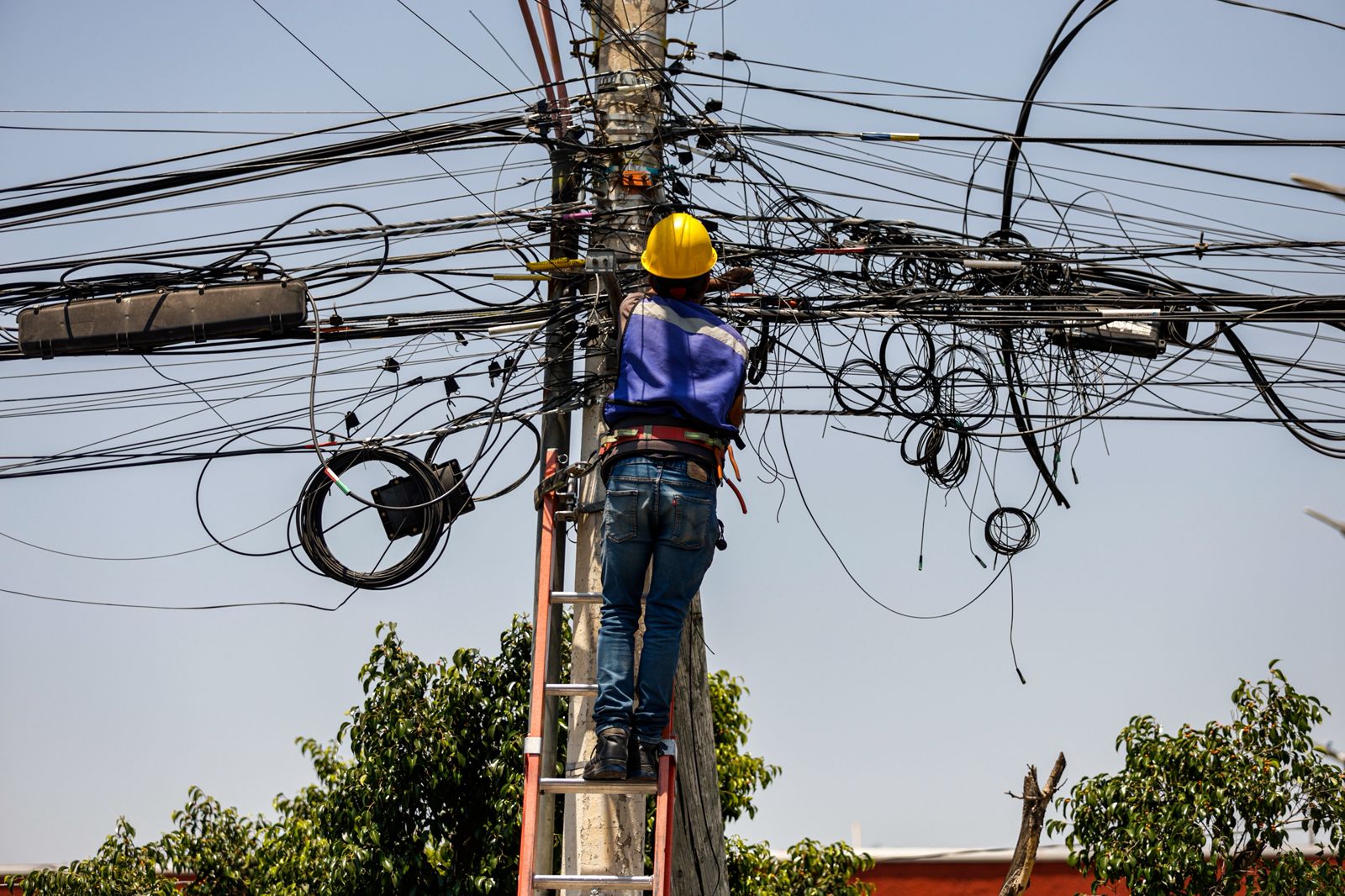IMG-20250519-WA0020 Imagen de Municipio de Querétaro y empresas, unidos para retirar cableado en desuso 5