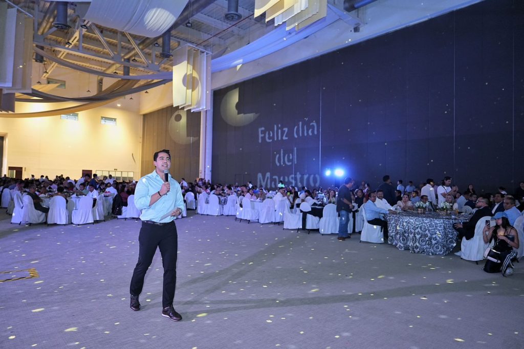 Imagen de Reconoce Felifer Macías a docentes por el Día de Maestro 20
