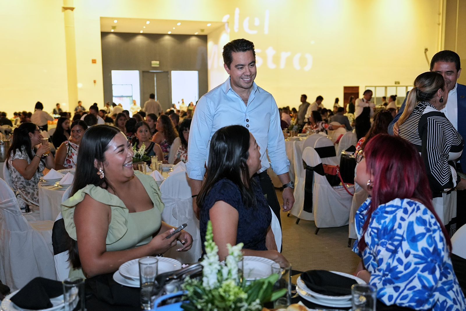 IMG-20250526-WA0052 Imagen de Reconoce Felifer Macías a docentes por el Día de Maestro 1