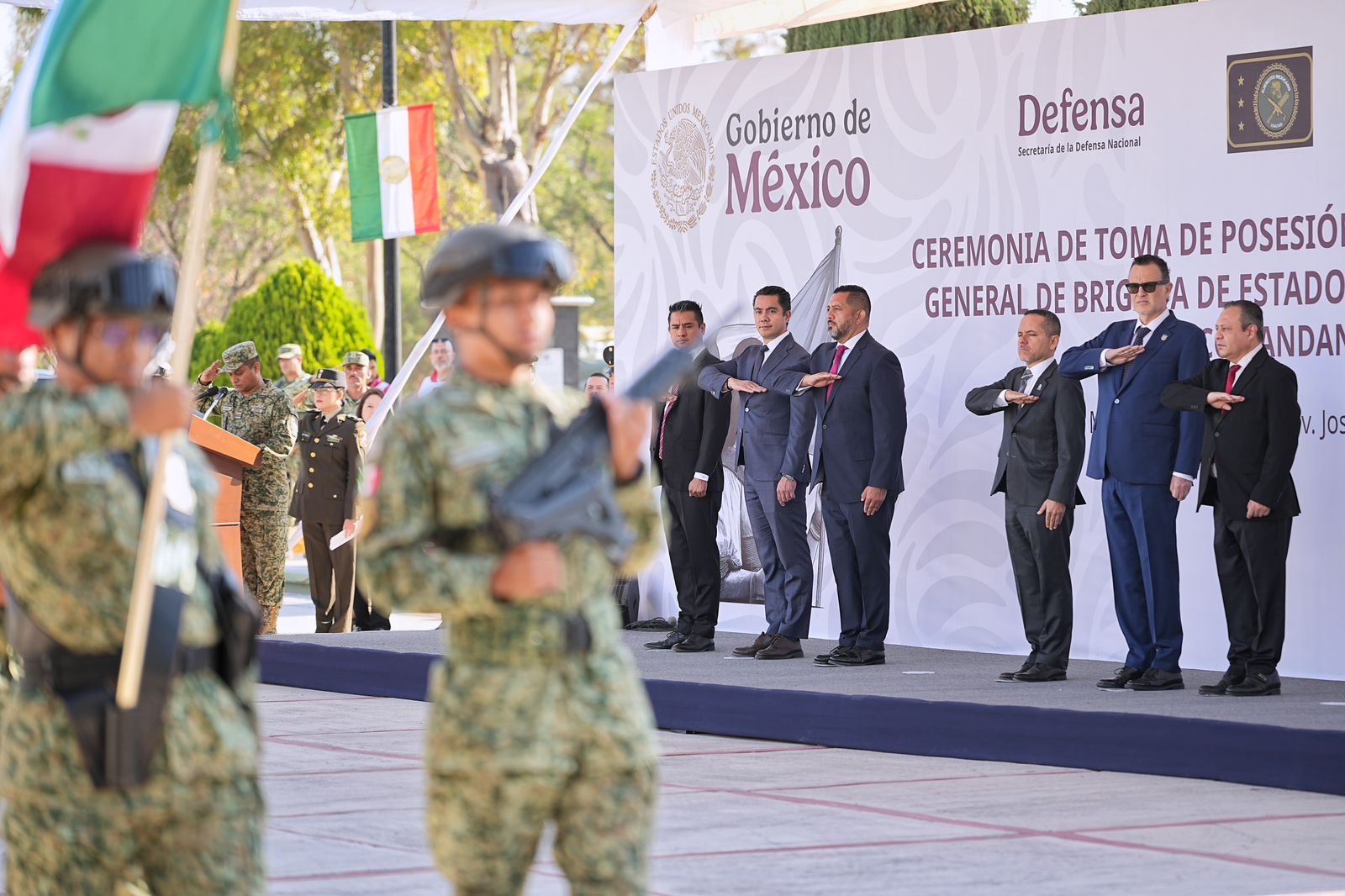Imagen de Atestigua Felifer Macías toma de protesta del nuevo Comandante de la XVII Zona Militar 1