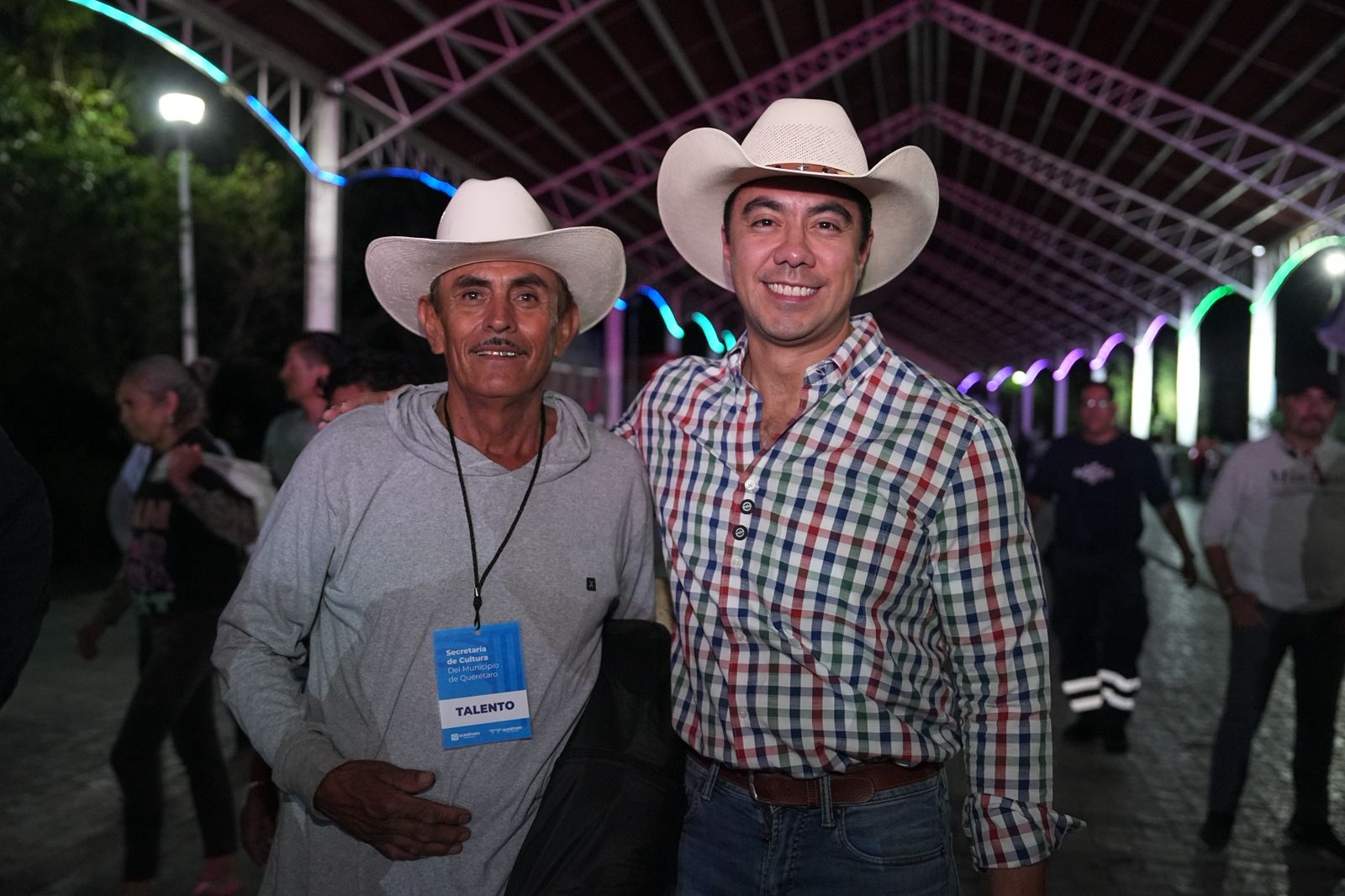 Imagen de Asiste Felifer Macías al primer día del Santa Rosa Fest 6