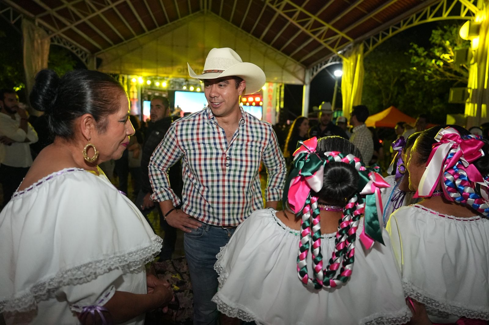 Imagen de Asiste Felifer Macías al primer día del Santa Rosa Fest 7