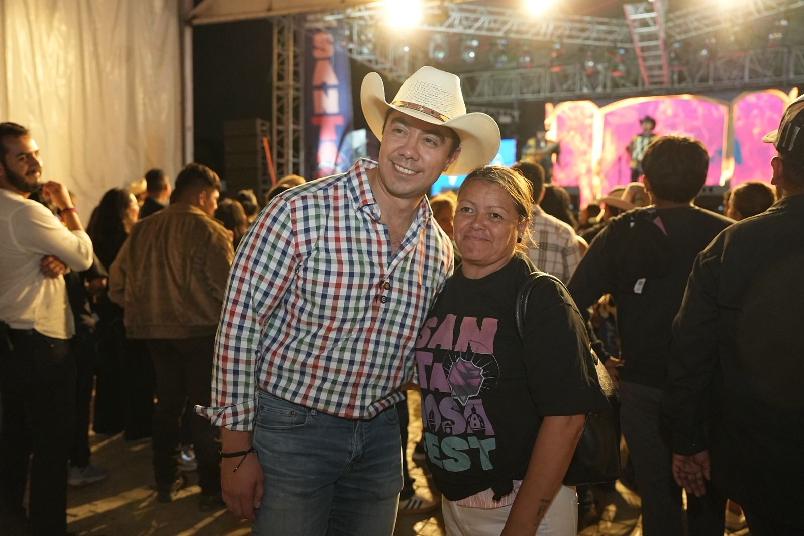 Imagen de Asiste Felifer Macías al primer día del Santa Rosa Fest 8