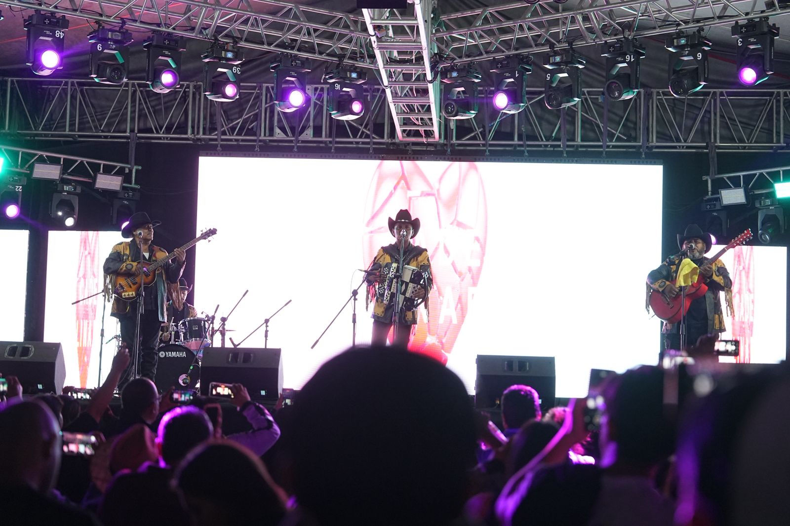Imagen de Asiste Felifer Macías al primer día del Santa Rosa Fest 10