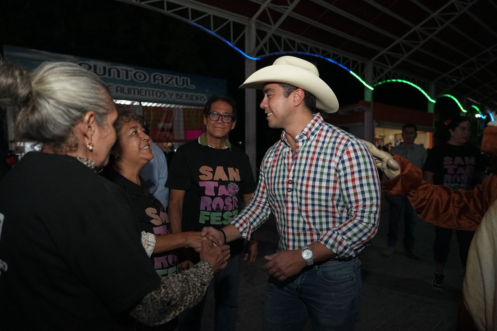 Imagen de Asiste Felifer Macías al primer día del Santa Rosa Fest 2