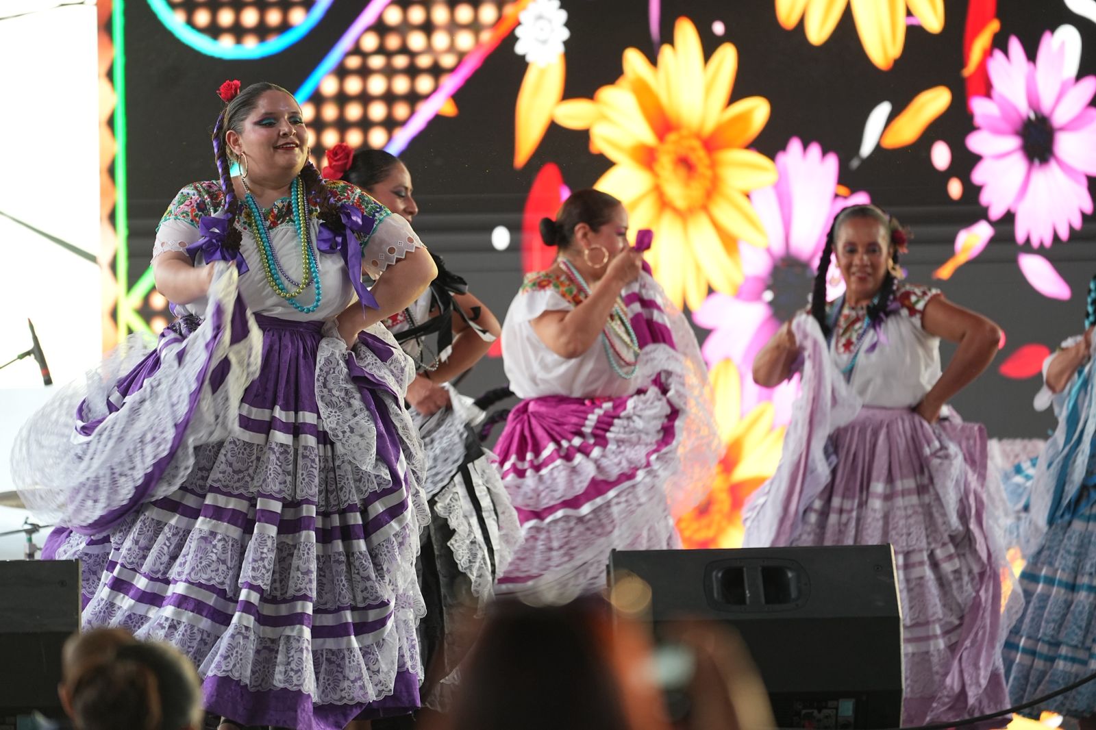 Imagen de Asiste Felifer Macías al primer día del Santa Rosa Fest 4