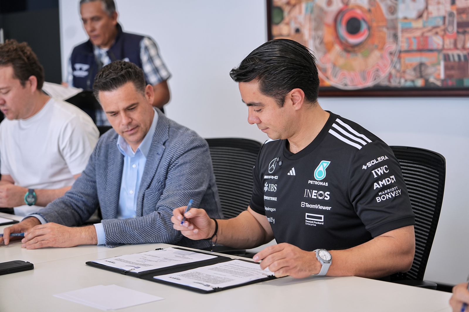 Imagen de Firma Felifer Macías convenio de colaboración con la Federación Nacional de Videojuegos y Deportes Electrónicos A. C. 2