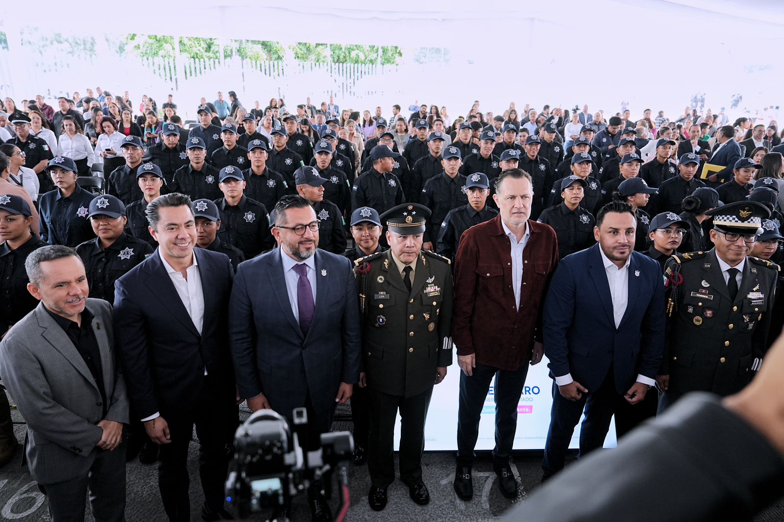Imagen de Felifer Macías reafirma compromiso con la seguridad en ceremonia de graduación policial 5