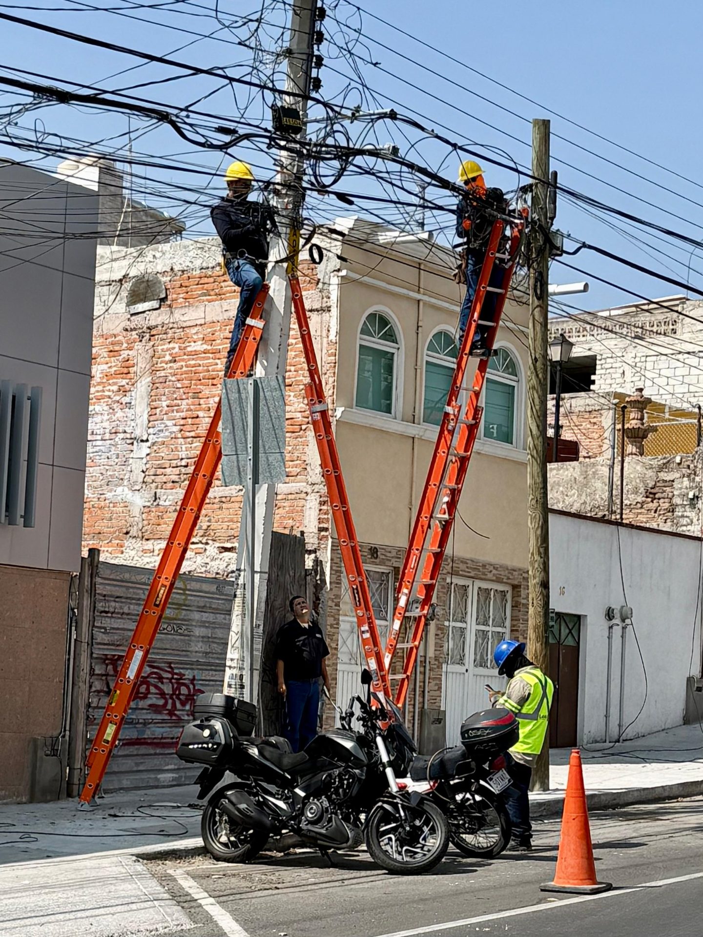 IMG-20250606-WA0013 Imagen de Suman 3.8 toneladas de cables en desuso retirados de la vía pública en Querétaro 4