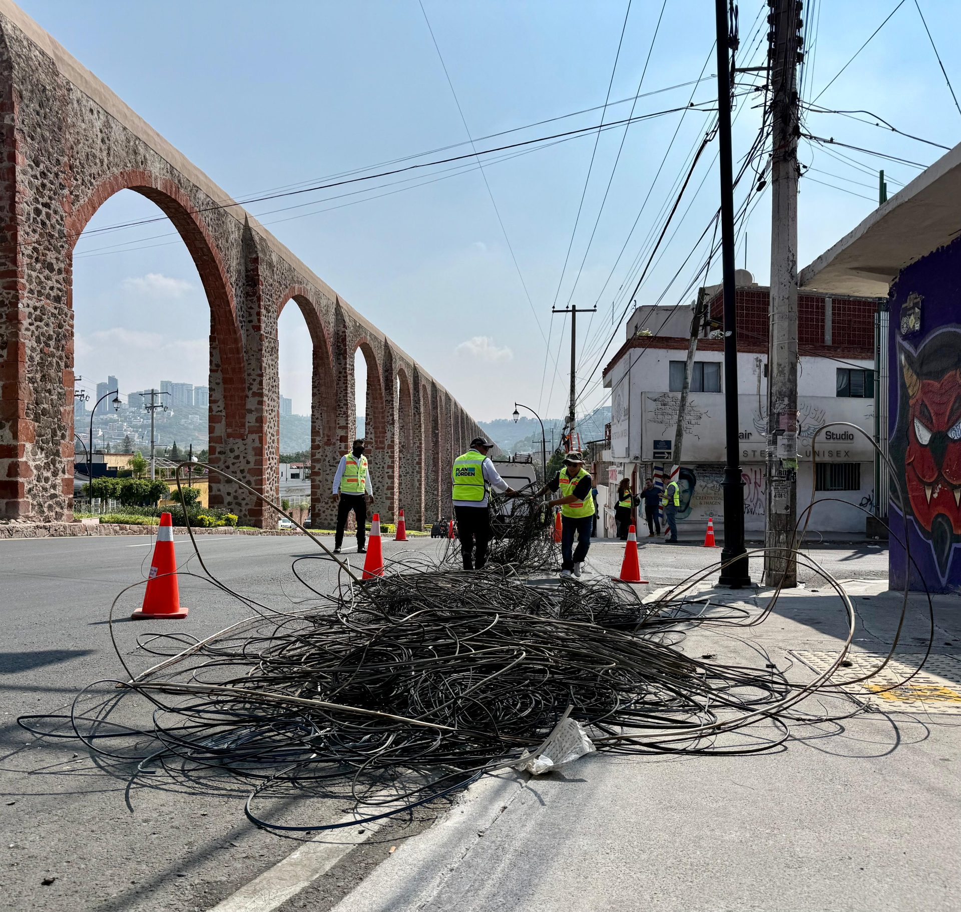 IMG-20250606-WA0017 Imagen de Suman 3.8 toneladas de cables en desuso retirados de la vía pública en Querétaro 8