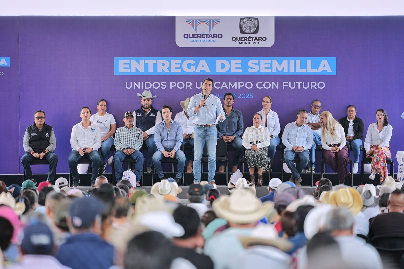 Imagen de Encabeza Felifer Macías entrega de semillas a productores de Santa Rosa Jáuregui y Felipe Carrillo Puerto 3