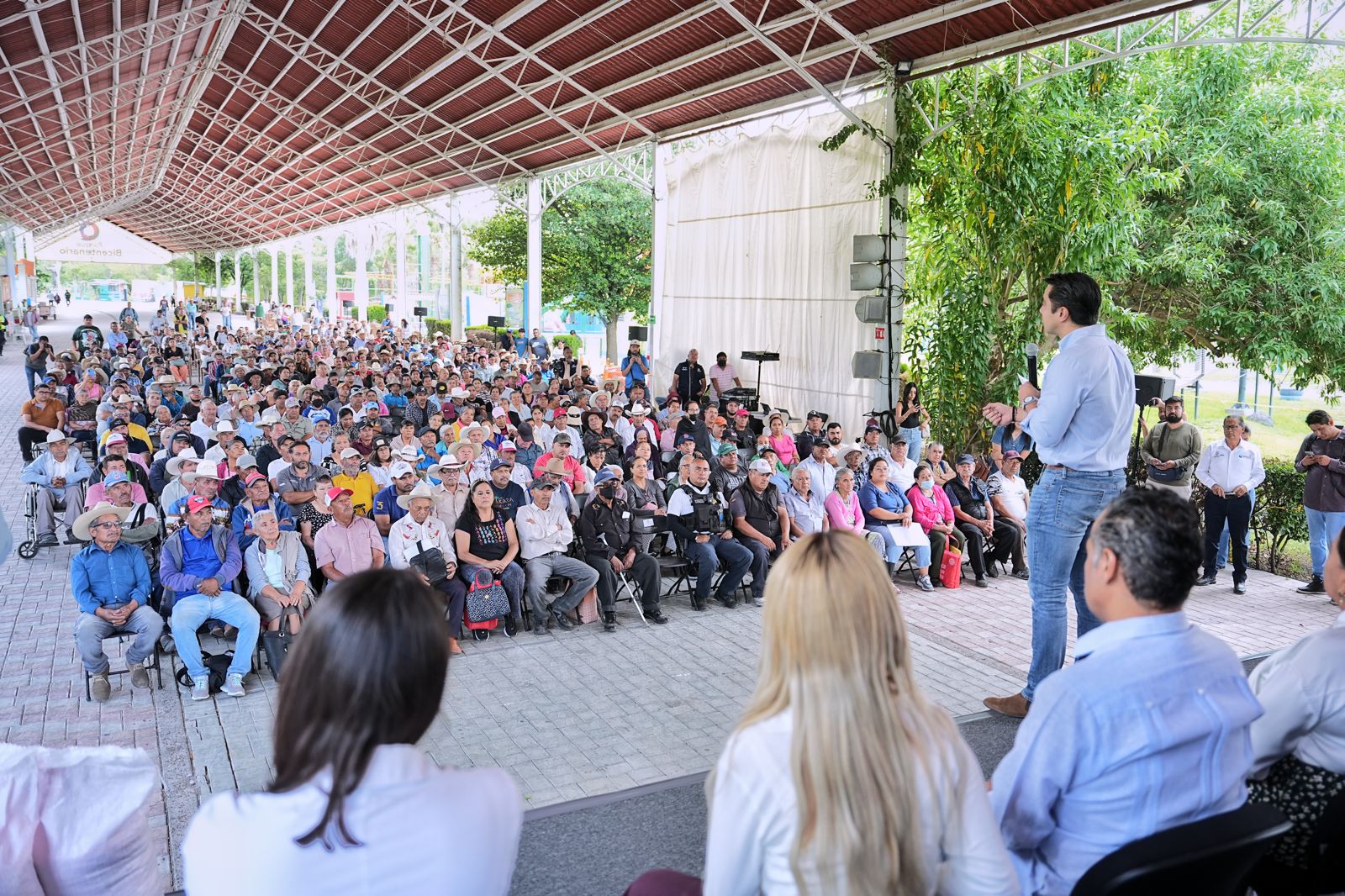Imagen de Encabeza Felifer Macías entrega de semillas a productores de Santa Rosa Jáuregui y Felipe Carrillo Puerto 4