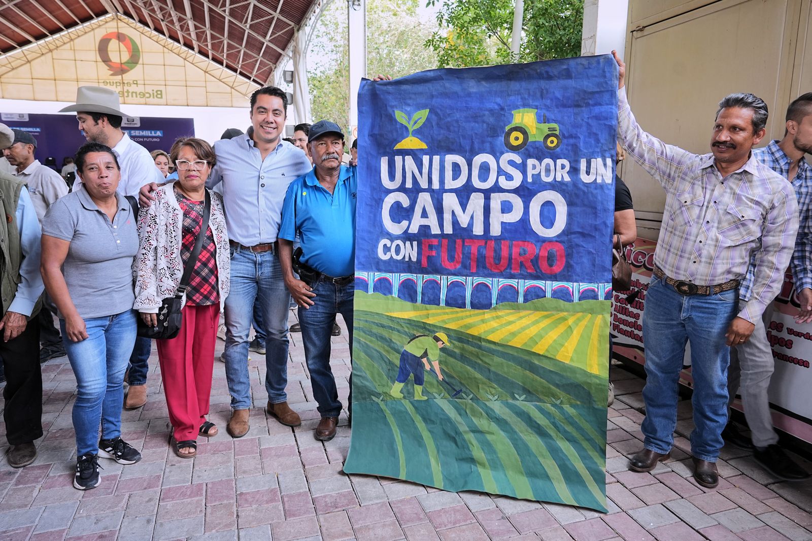 Imagen de Encabeza Felifer Macías entrega de semillas a productores de Santa Rosa Jáuregui y Felipe Carrillo Puerto 8