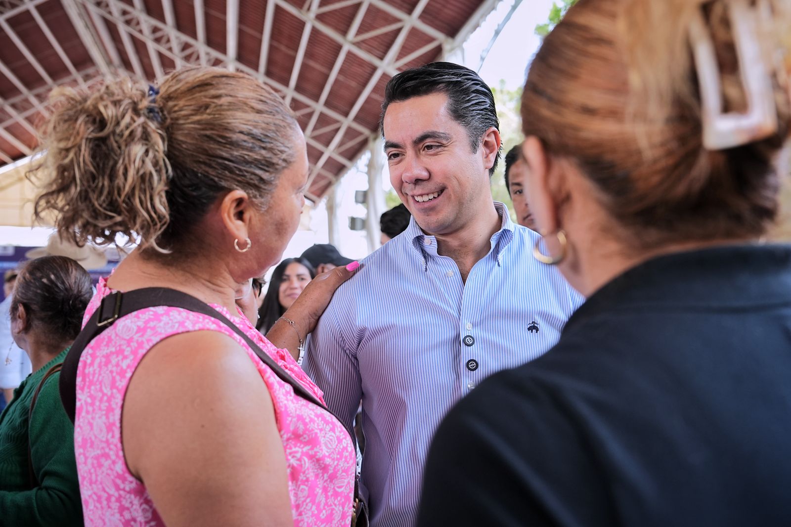 Imagen de Encabeza Felifer Macías entrega de semillas a productores de Santa Rosa Jáuregui y Felipe Carrillo Puerto 1