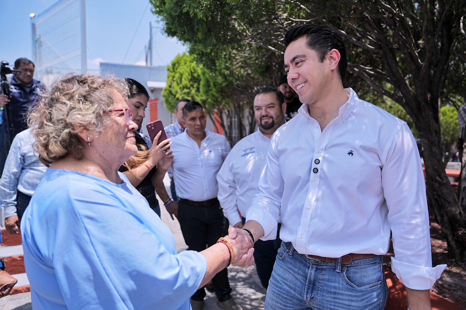 Imagen de Encabeza Felifer Macías entrega de apoyos del programa “El Extra” a familias de la Delegación Epigmenio González 1