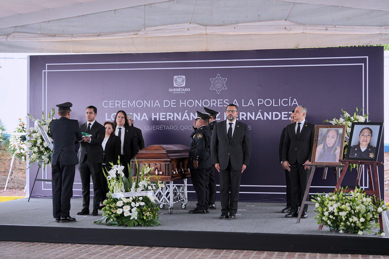 Imagen de Felifer Macías honra la memoria de la oficial Lorena Hernández Hernández 1