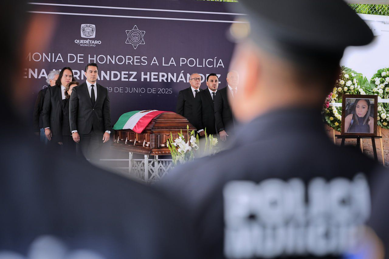 Imagen de Felifer Macías honra la memoria de la oficial Lorena Hernández Hernández 2