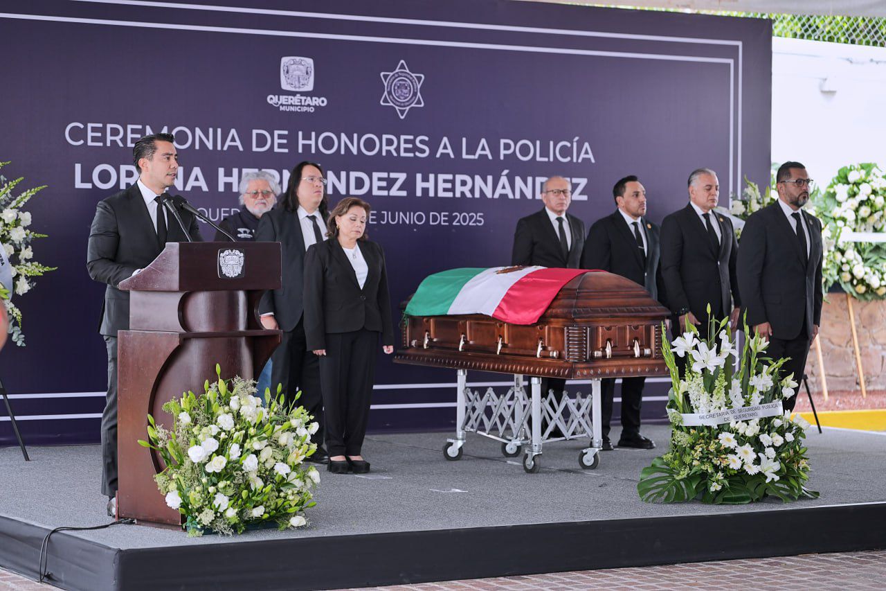 Imagen de Felifer Macías honra la memoria de la oficial Lorena Hernández Hernández 1