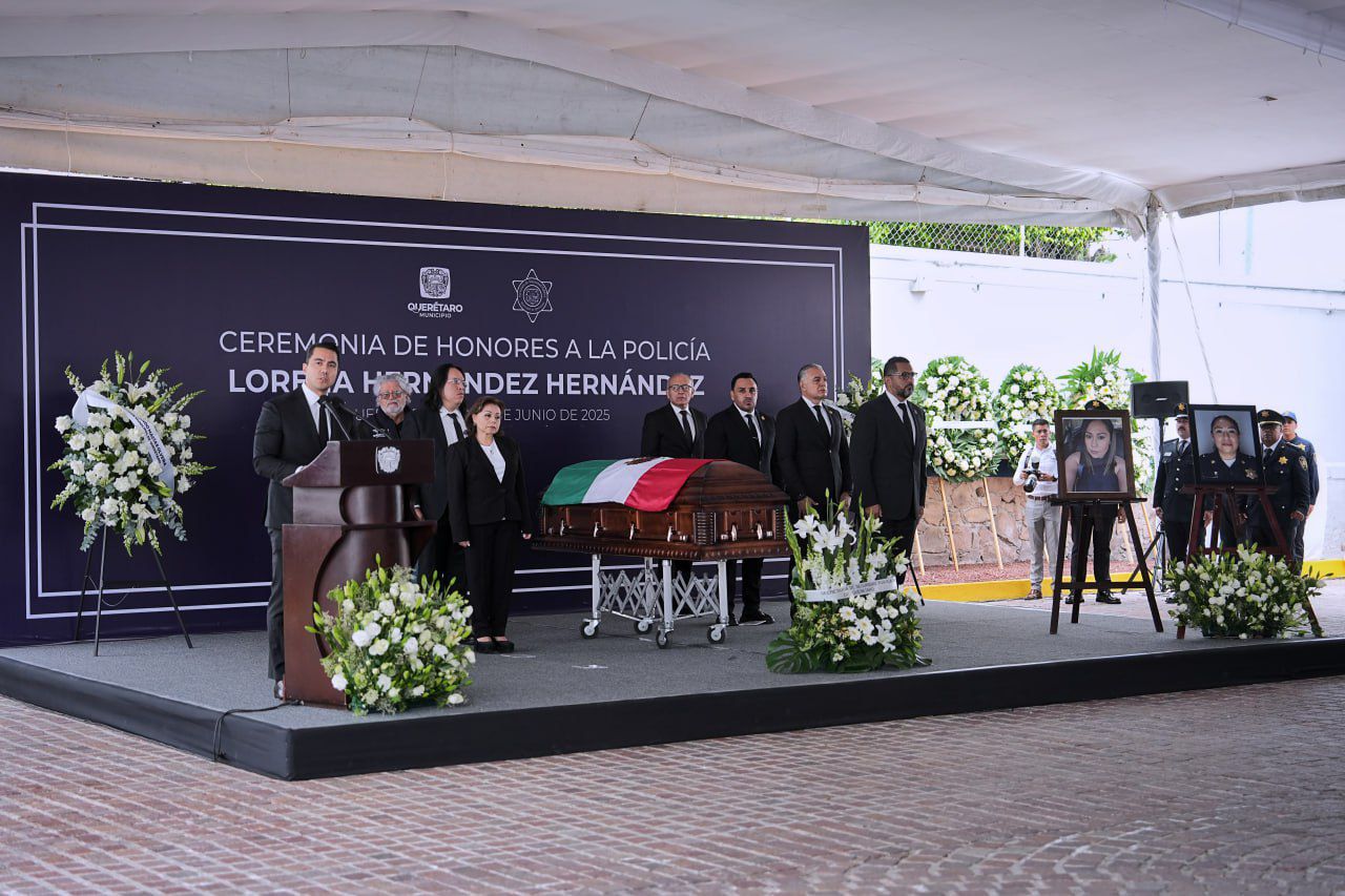 Imagen de Felifer Macías honra la memoria de la oficial Lorena Hernández Hernández 4