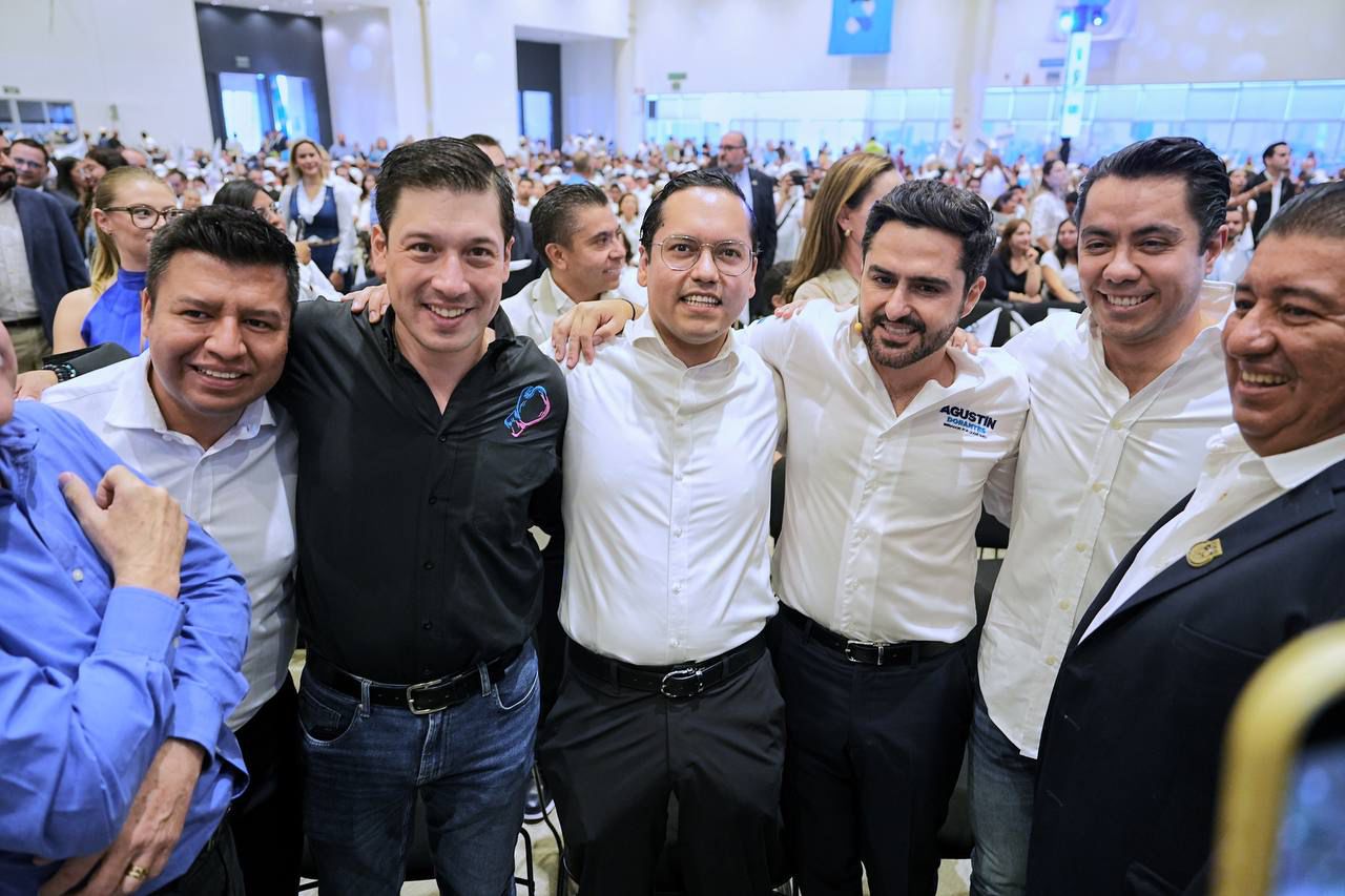 Imagen de Acude Felifer Macías al informe de actividades de Agustín Dorantes 10