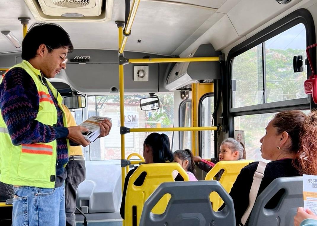 Imagen de Con módulo y jornadas informativas, asiste Semov a SRJ para inscripciones al Bus Comunitario 1
