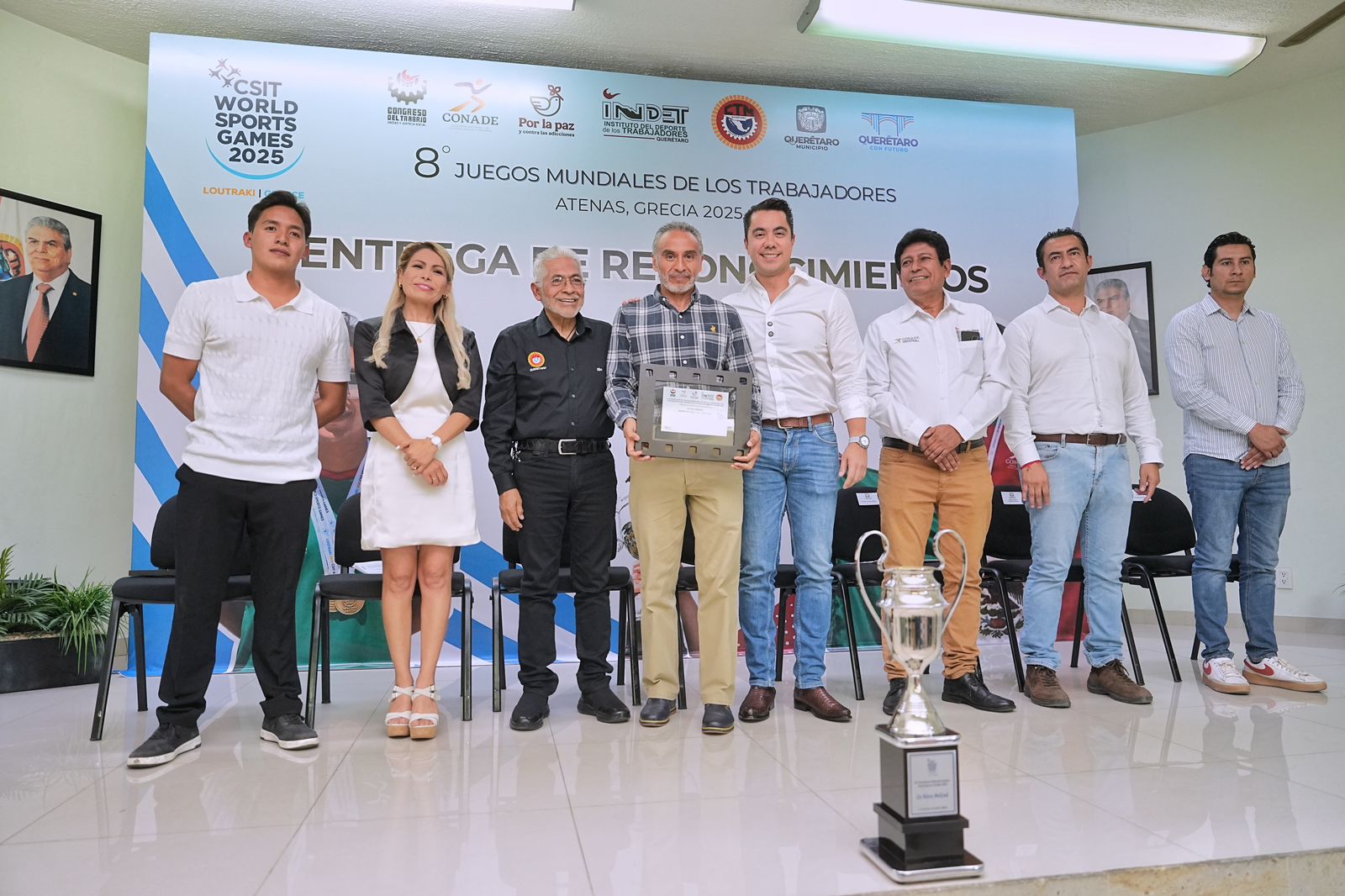 Imagen de Reconoce Felifer Macías a atletas queretanos de la CTM 4