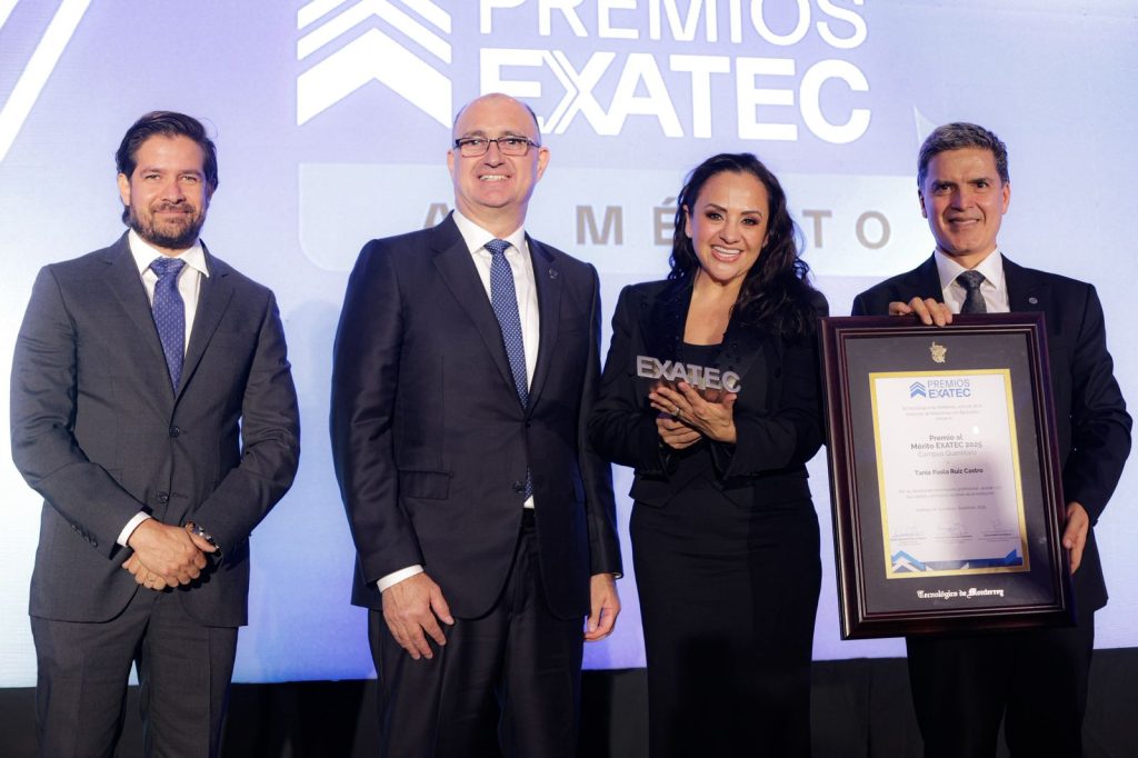 Imagen de Participa Felifer Macías en la entrega del Premio al Mérito EXATEC 18