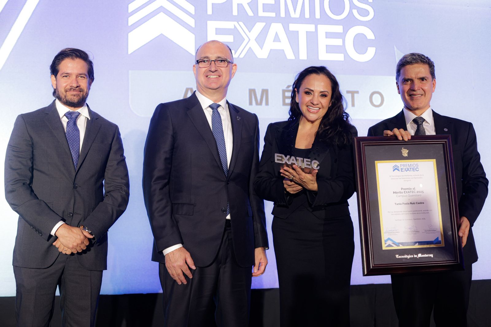 Imagen de Participa Felifer Macías en la entrega del Premio al Mérito EXATEC 1