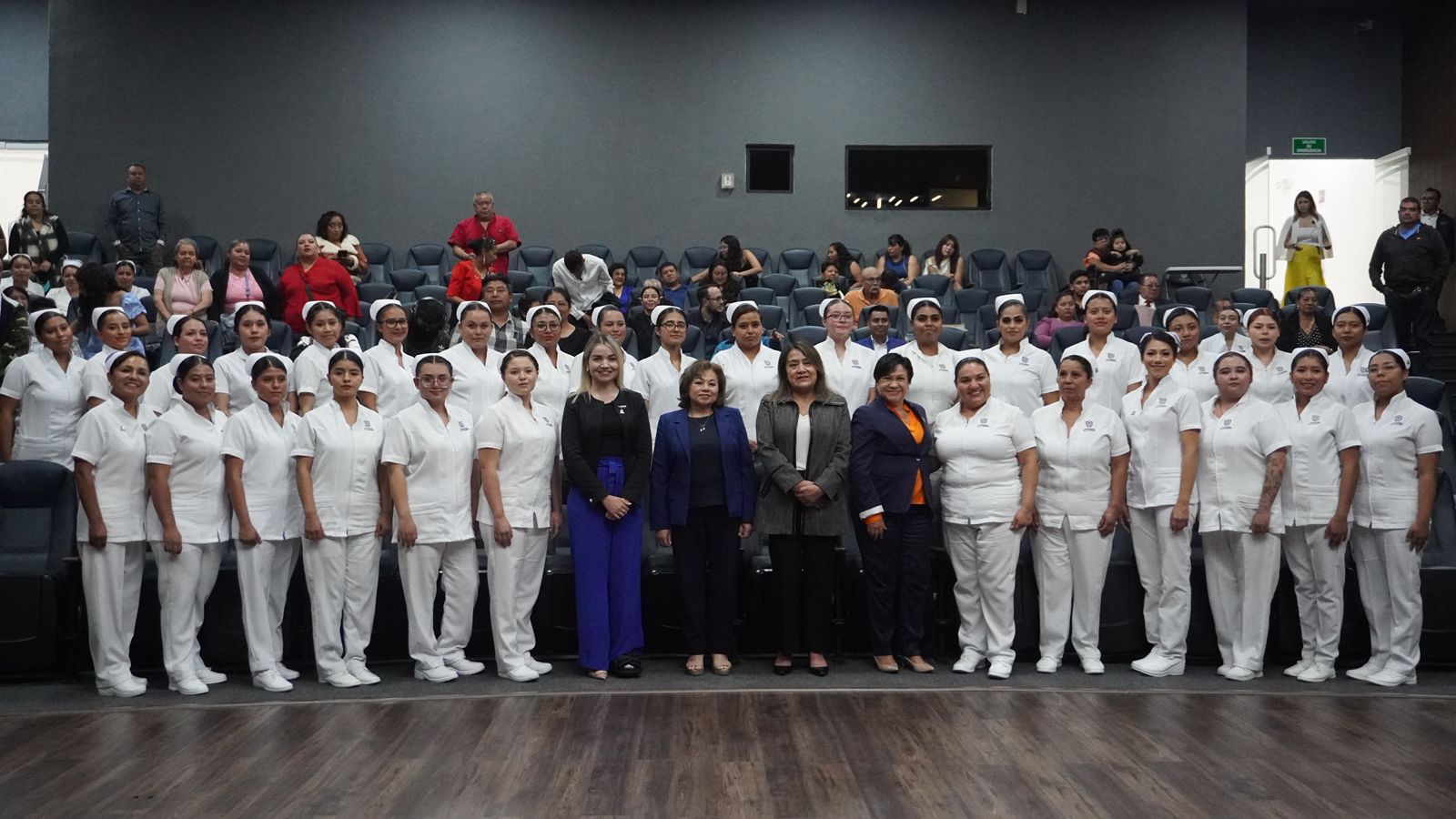 Imagen de Encabezan Adriana Olvera y Vanesa Garfias ceremonia de imposición de cofias a futuras enfermeras 9