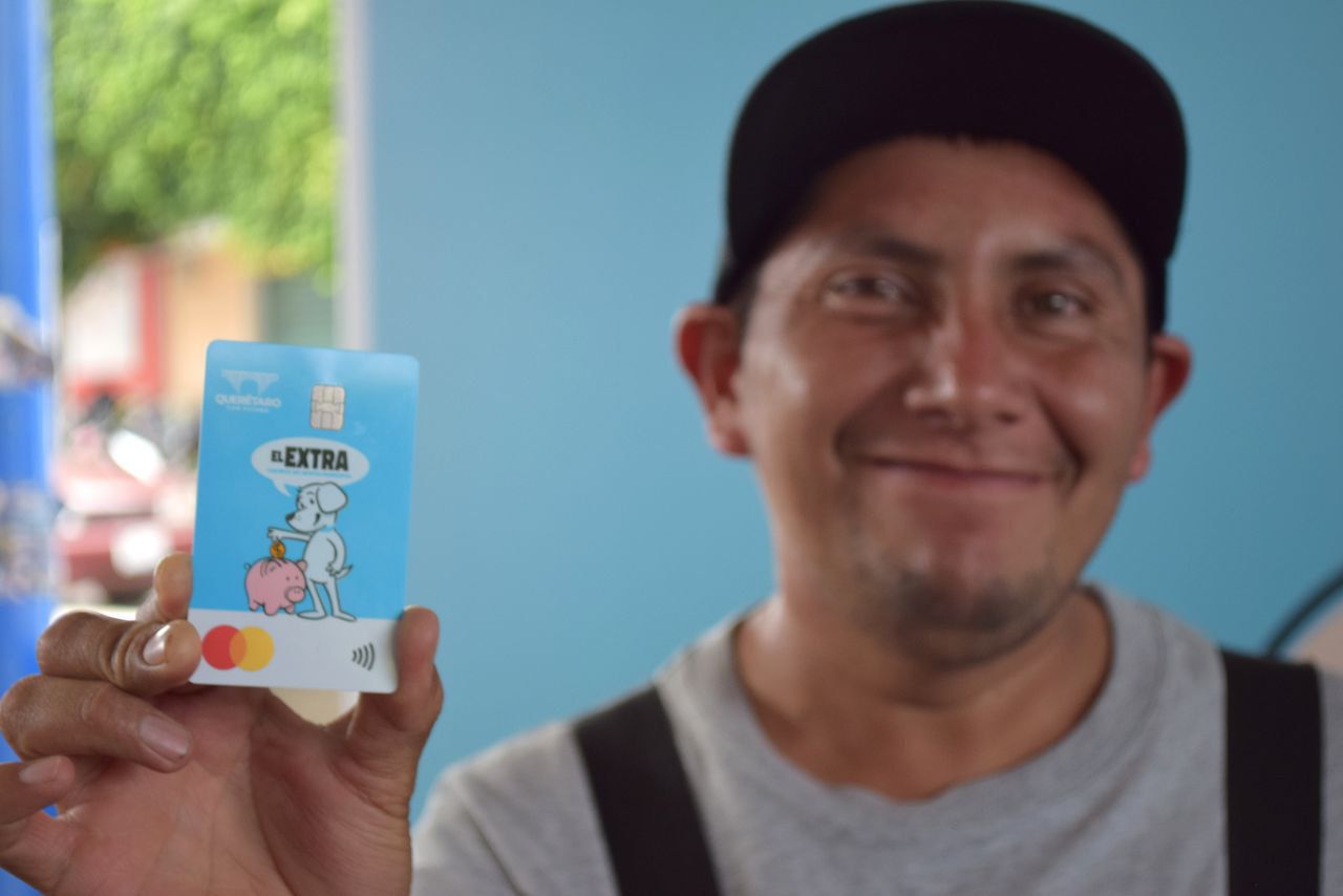 Imagen de Entregan tarjetas de El Extra a familias de Félix Osores Sotomayor 1
