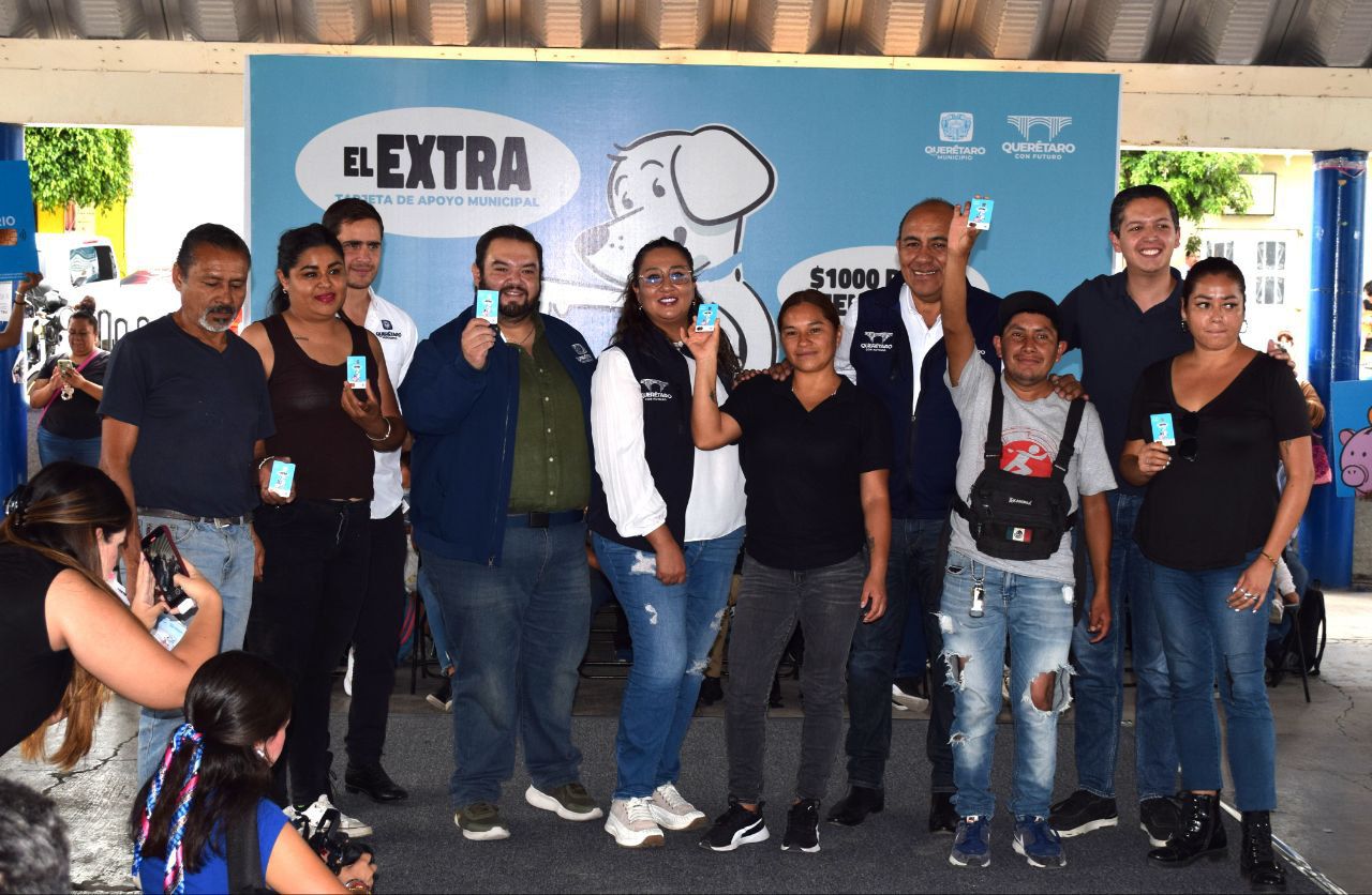 Imagen de Entregan tarjetas de El Extra a familias de Félix Osores Sotomayor 2