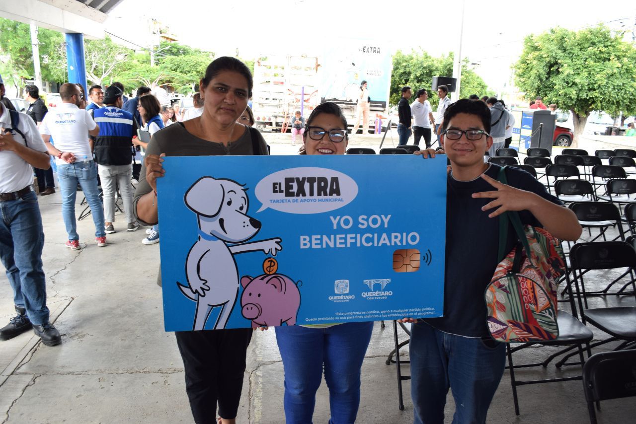 Imagen de Entregan tarjetas de El Extra a familias de Félix Osores Sotomayor 1