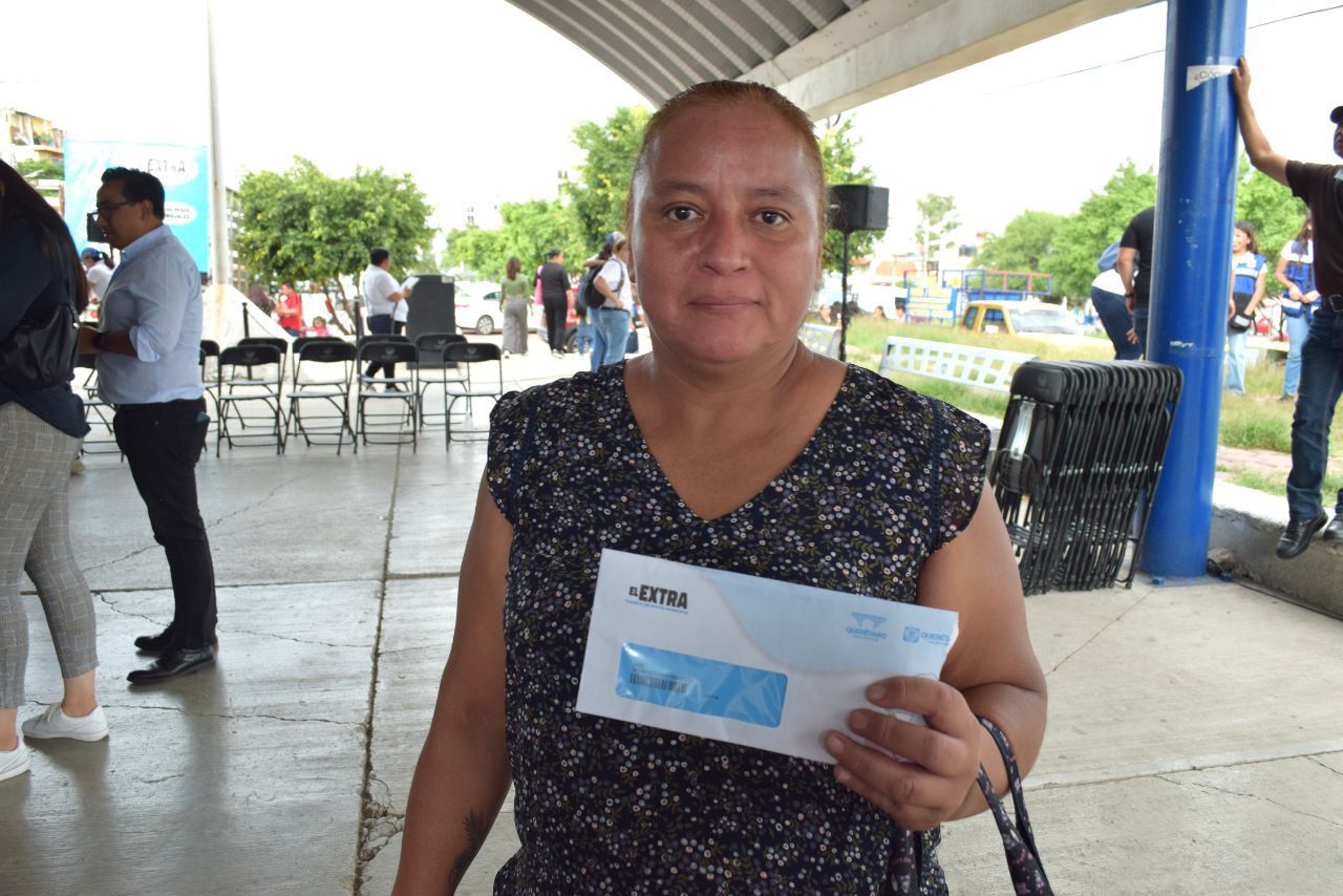 Imagen de Entregan tarjetas de El Extra a familias de Félix Osores Sotomayor 4