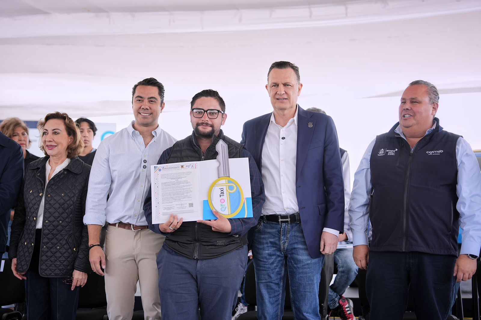 IMG-20250708-WA0111 Imagen de Felifer Macías inicia entrega de tarjetas de El Extra para taxistas queretanos 5
