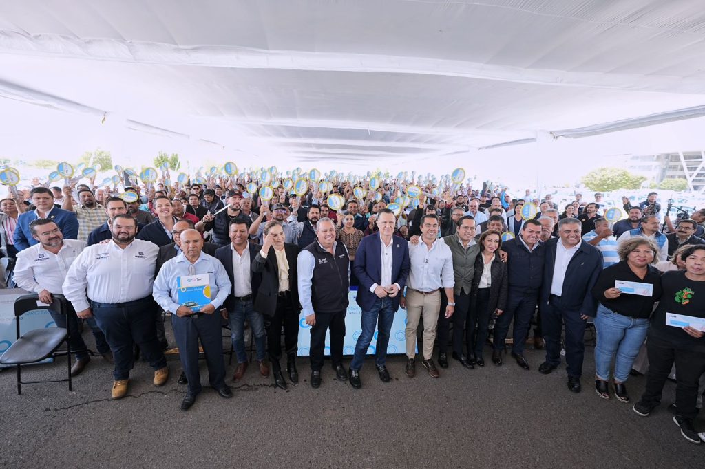 Imagen de Felifer Macías inicia entrega de tarjetas de El Extra para taxistas queretanos 22