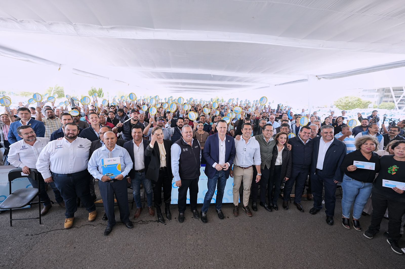 Imagen de Felifer Macías inicia entrega de tarjetas de El Extra para taxistas queretanos 5