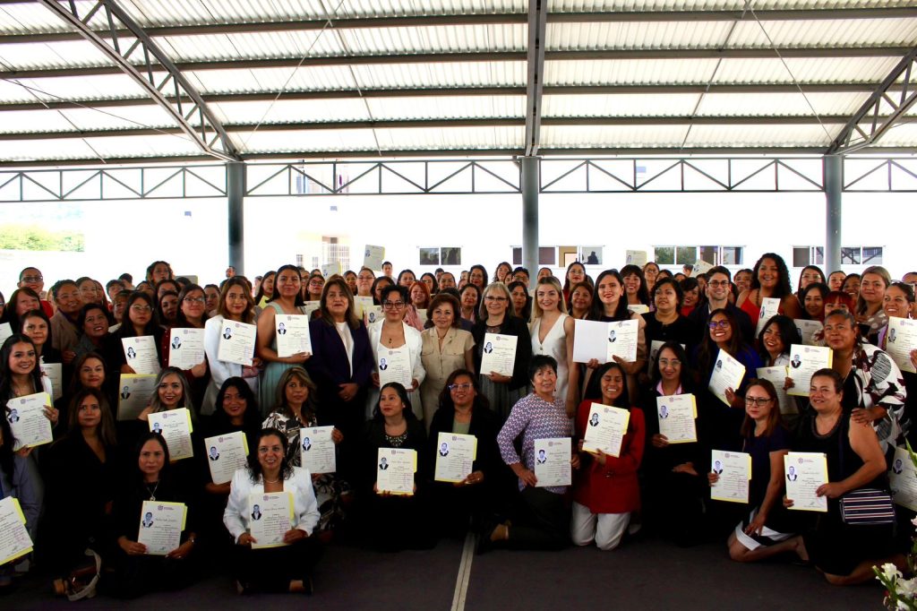 Imagen de DIF Municipal y Secretaría de la Mujer celebran entrega de títulos de maestría en la Universidad de las Mujeres 24