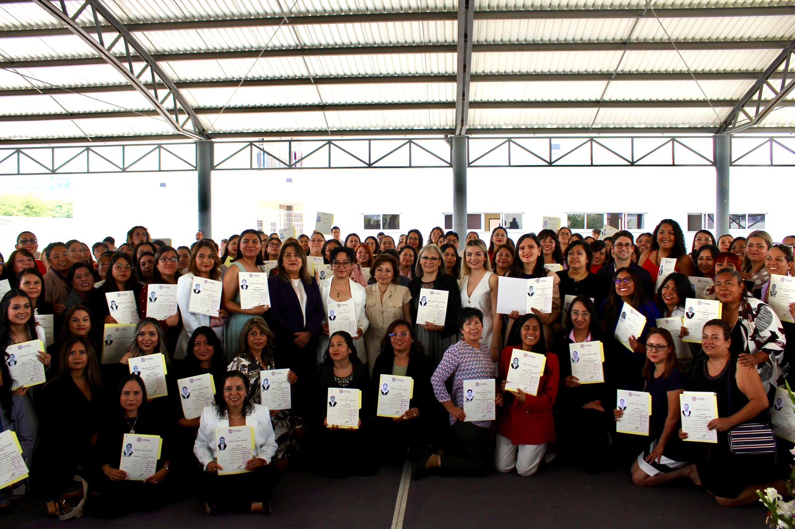 Imagen de DIF Municipal y Secretaría de la Mujer celebran entrega de títulos de maestría en la Universidad de las Mujeres 4