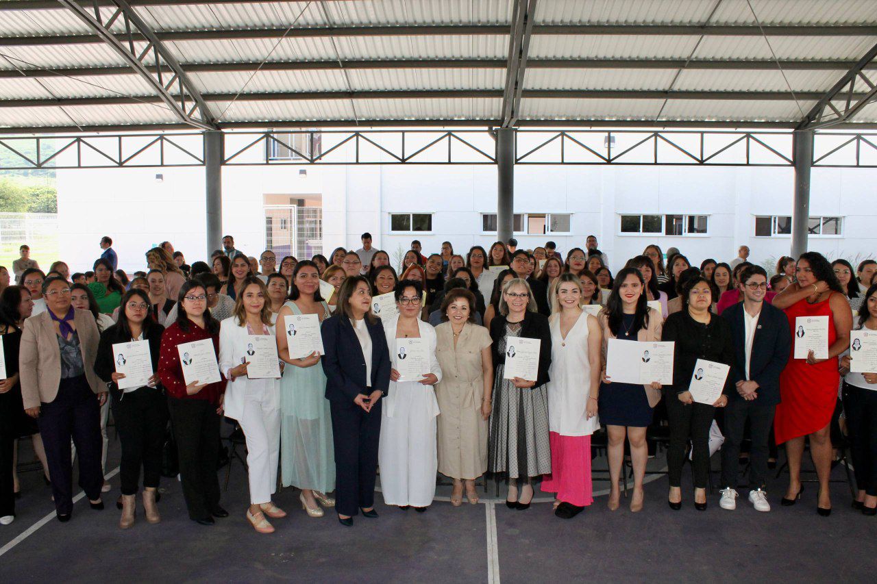 IMG-20250717-WA0017 Imagen de DIF Municipal y Secretaría de la Mujer celebran entrega de títulos de maestría en la Universidad de las Mujeres 6