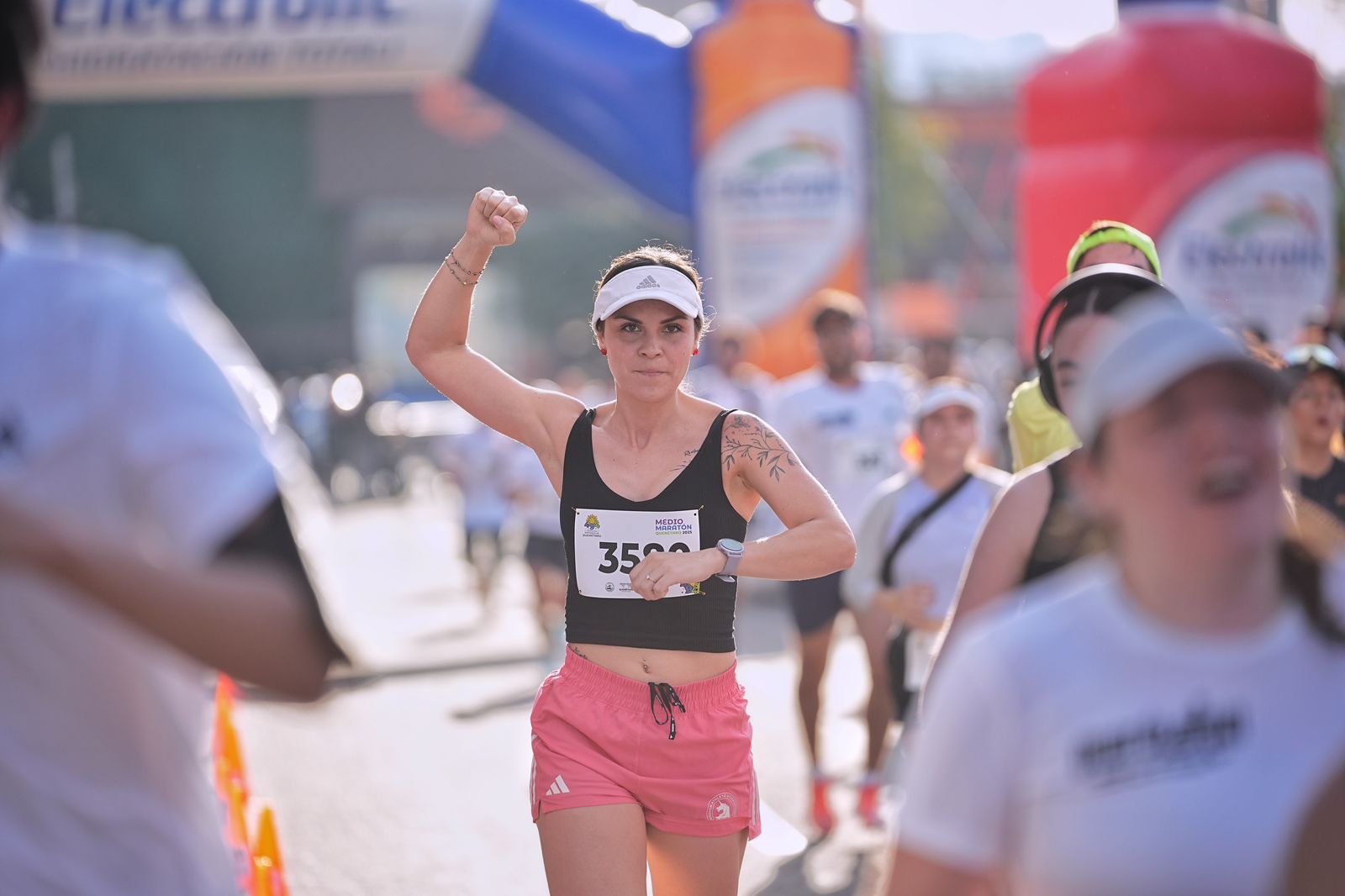 Imagen de Encabeza Felifer Macías Medio Maratón por el 494 aniversario de Querétaro 7