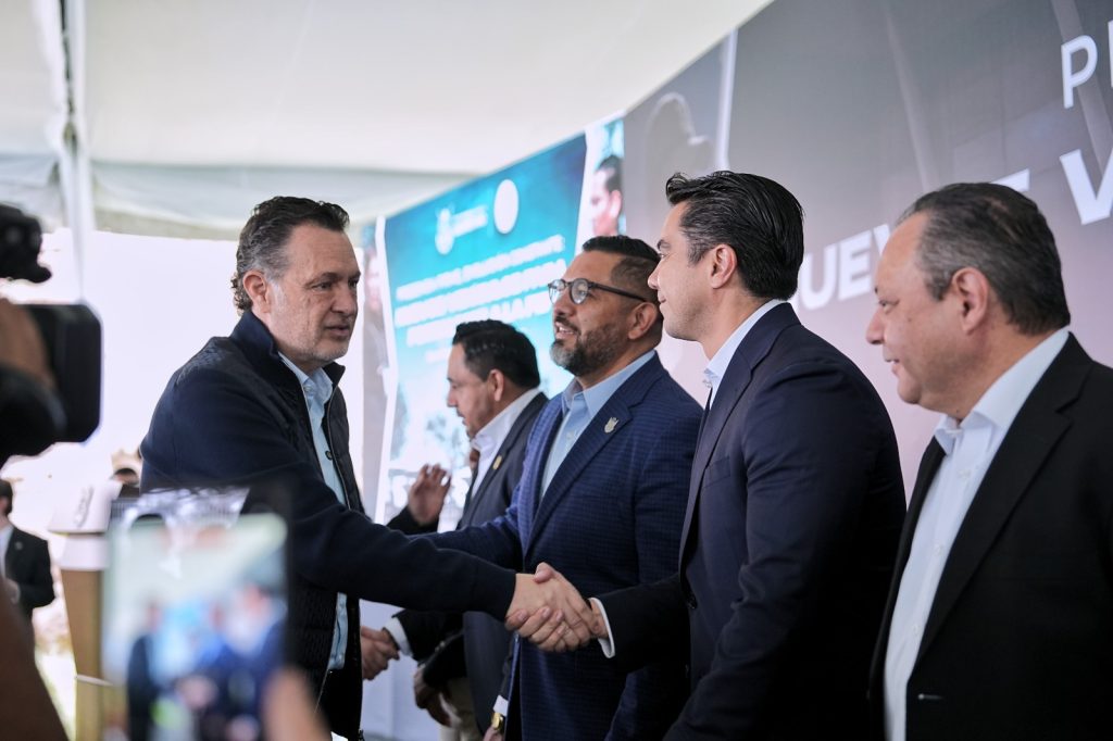 Imagen de Acude Felifer Macías a entrega de equipamiento de la Policía de Investigación del Delito 22